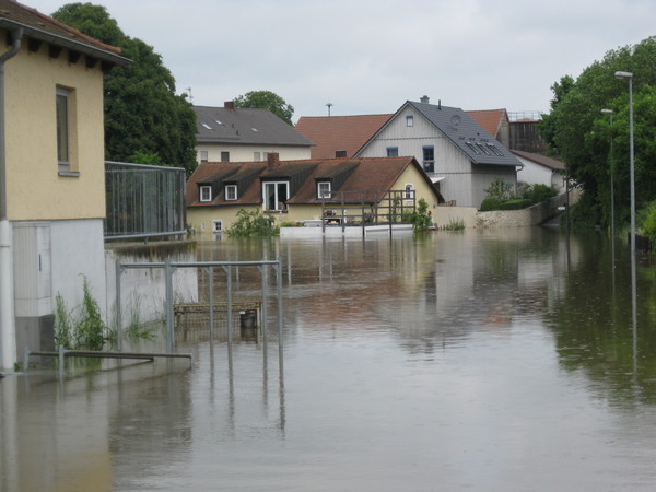 Blick in die überflutete Sattelbogener Straße Richtung Norden beim Junihochwasser 2013