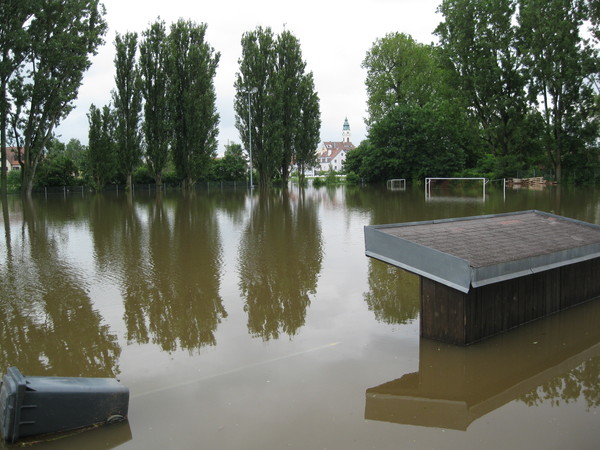 Überschwemmter Sportplatz der SG Walhalla