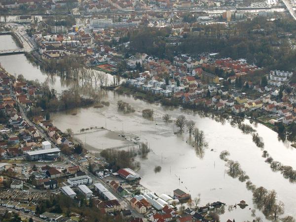 Blick auf Sallern aus der Luft beim Hochwasser im Januar 2011