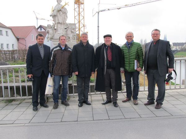 zwei Herren vom Wasserwirtschaftsamt Regensburg, drei Herren von der Stadt Pilsen und ein Herr der Stadt Regensburg besichtigen die Hochwasserschutzbaustelle