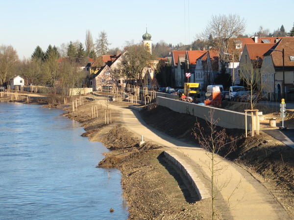 Der Fluss Regen mit neu bepflanzter Uferzone u. Flutmauer.