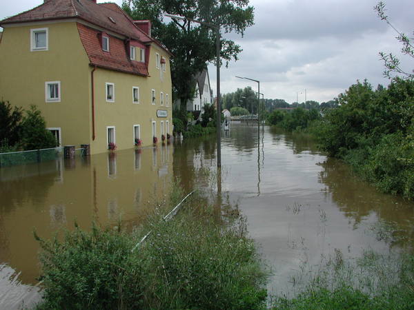 Hochwasser des Regen in der Unteren Regenstraße; rechts Häuser