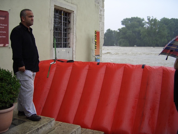 Rote Schutzwand von der trockenen, nicht überschwemmten Seite mit Blick auf die Donau