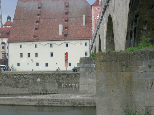 Rechts im Bild die Steinerne Brücke von unten fotographiert. Große Bögen und niedriger Wasserstand. Hinten im Bild der Salzstadl und die Wurstkuchl.