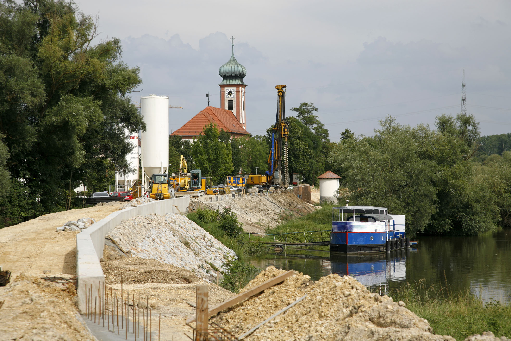 Ansicht Kirche mit Bauarbeiten im Vordergrund