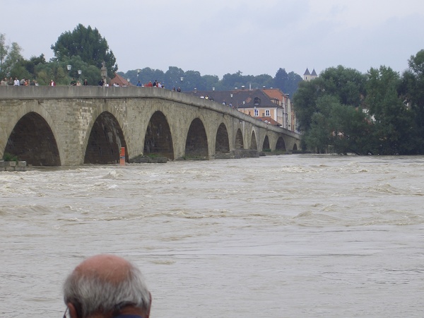 Blick auf die Steinerne Brücke bei Hochwasser. Die Steinerne Brücke ist niedriger geworden.