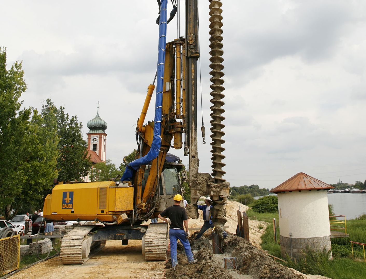 Das MIP-Gerät bei der Arbeit Ein 15 Meter hohes Großbohrgerät mit drei gegenläufigen Schnecken stellt eine Dichtwand im Boden her.