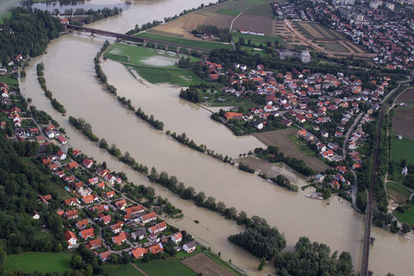 Luftbild von großen,überschwemmten Flächen mit braunen Donauwasser 
