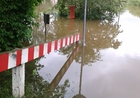 Überfluteter Fuß- und Radweg Uferstraße