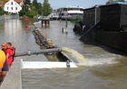 Überflutete Werftstraße mit Einsatzkräften der DLRG