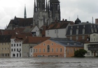 Angestiegene Donau mit Blick auf den Dom