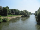 Aufgeweiteter Donaunordarm mit Bewuchs und Badebucht, links Weg und Böschung mit Bewuchs und Neuanpflanzungen