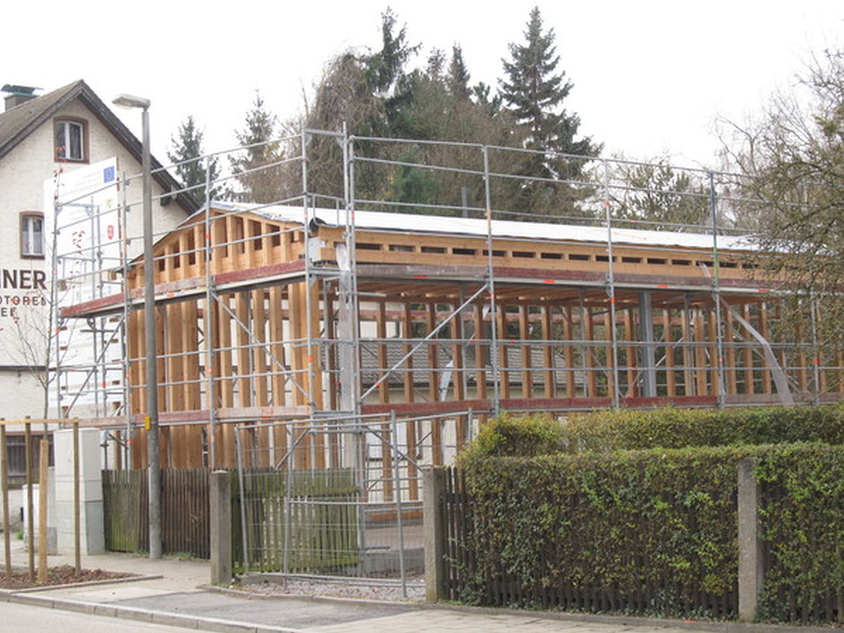 Eingerüsteter Rohbau der Lagerhalle für die mobilen Elemente in der Ambergerstraße